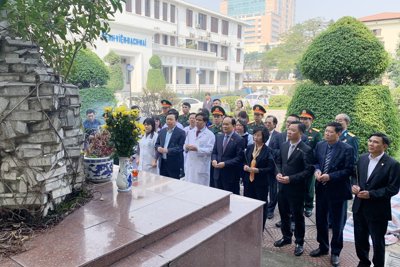 Chủ tịch HĐND TP  Nguyễn Ngọc Tuấn thăm, viếng Tượng đài tưởng niệm nạn nhân B52