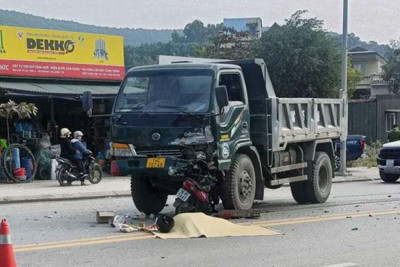 Tai nạn giao thông mới nhất (18/12): Hai người tử vong sau khi đâm xe tải