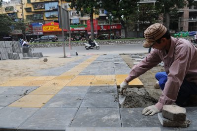 Lát đá vỉa hè ở Hà Nội: Làm sao để không còn bất cập? 
