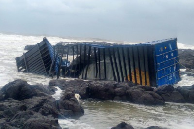 Gặp sóng to, 10 container hàng hóa bị rơi xuống biển