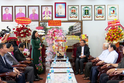 Trưởng ban Dân vận Trung ương thăm, chúc mừng Giáng sinh tại An Giang