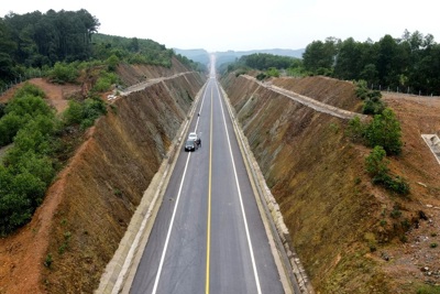 Toàn cảnh tuyến cao tốc Cam Lộ - La Sơn chuẩn bị đưa vào khai thác