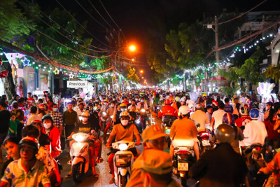 Trung tâm TP Hồ Chí Minh đông nghẹt đêm Giáng sinh
