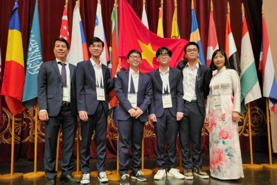 Tuyên dương học sinh đoạt giải Olympic và Khoa học kĩ thuật quốc tế 2022