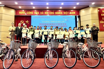 Hà Nội tặng quà 305 trẻ em có hoàn cảnh đặc biệt, hoàn cảnh khó khăn