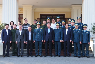 Phó Chủ tịch UBND TP Nguyễn Mạnh Quyền thăm, tặng quà Sư đoàn Không quân 371