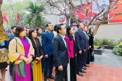 Lãnh đạo LĐLĐ TP Hà Nội dâng hương tại Đài tưởng niệm Khâm Thiên