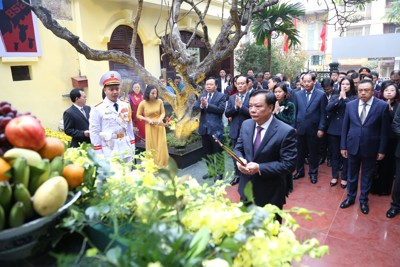 Đoàn đại biểu TP Hà Nội dâng hương tại Đài tưởng niệm Khâm Thiên