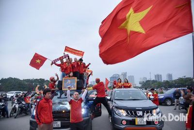 Mỹ Đình: Hàng nghìn CĐV "tiếp lửa" cho ĐT Việt Nam