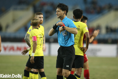 Trọng tài thổi phạt đền và đuổi cầu thủ tuyển Malaysia có đúng luật?