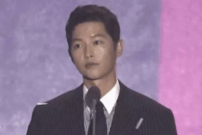 Song Joong Ki cảm ơn bạn gái tại lễ trao giải phim mà không ai biết