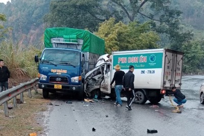 Tai nạn giao thông hôm nay (28/12):Xe bán tải lao vào quán ăn, 1 người chết