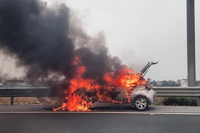 Tai nạn giao thông hôm nay (29/12): Ô tô cháy trên cao tốc Pháp Vân-Cầu Giẽ