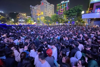 "Biển người" chào đón năm mới 2023 ở trung tâm TP Hồ Chí Minh