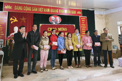 Huyện ủy Thường Tín thăm, chúc tết Nhân dân vùng kinh tế mới tỉnh Sơn La
