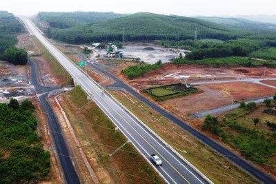 Cao tốc Cam Lộ - La Sơn chính thức đưa vào khai thác