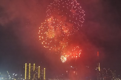 Pháo hoa rực rỡ trên bầu trời TP Hồ Chí Minh chào đón năm mới 2023