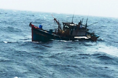 Quảng Ngãi: Tàu cá chở 8 ngư dân chìm trên biển