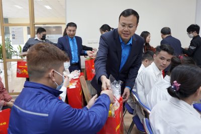 Chủ tịch LĐLĐ TP Hà Nội thăm, tặng quà công nhân có hoàn cảnh khó khăn
