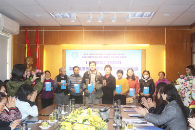 BHXH quận Thanh Xuân tặng 24 sổ BHXH, 22 thẻ BHYT cho người dân khó khăn