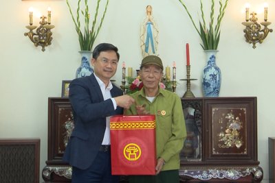 Phó Chủ tịch UBND TP Hà Minh Hải thăm, tặng quà tại huyện Thường Tín