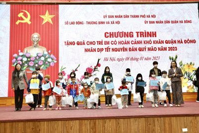 Hà Nội tặng quà Tết cho trẻ em có hoàn cảnh khó khăn quận Hà Đông