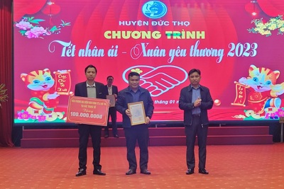Hà Tĩnh: Báo Kinh tế và Đô thị trao quà tết tại huyện Đức Thọ