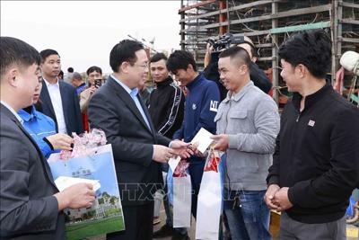 Chủ tịch Quốc hội Vương Đình Huệ thăm, chúc Tết ngư dân tại Quảng Bình