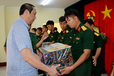 Chủ tịch UBND tỉnh Kiên Giang thăm chúc Tết quân dân đảo tiền tiêu