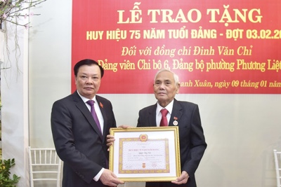 Bí thư Thành ủy Hà Nội trao Huy hiệu Đảng cho Đảng viên lão thành  