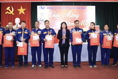 Lãnh đạo TP thăm, tặng quà Tết Công ty TNHH MTV thoát nước Hà Nội