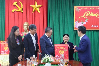 Chủ tịch UBND TP thăm gia đình chính sách trên địa bàn Thị xã Sơn Tây