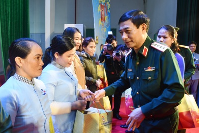 Bộ trưởng Bộ Quốc phòng trao quà tết cho người nghèo ở Quảng Ngãi