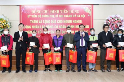 Bí thư Thành ủy Đinh Tiến Dũng tặng quà Tết tại tỉnh Ninh Bình