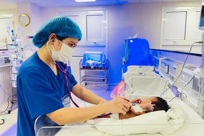 Phẫu thuật cứu sống bé sinh non bị thủng ruột trong thời kỳ bào thai