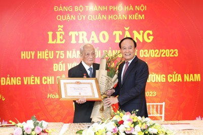 Phó Bí thư Thành ủy Hà Nội trao Huy hiệu Đảng cho đảng viên lão thành