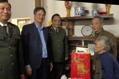 Giám đốc Công an TP Hà Nội tặng quà gia đình chính sách huyện Mỹ Đức