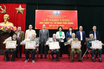 Phó Chủ tịch Thường trực HĐND TP trao Huy hiệu Đảng tại huyện Thanh Trì 