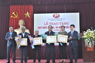 Phó Bí thư Thành ủy Nguyễn Văn Phong trao Huy hiệu Đảng tại huyện Sóc Sơn