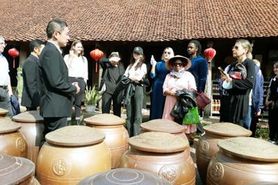 Du khách quốc tế trải nghiệm Tết Việt tại làng cổ Đường Lâm