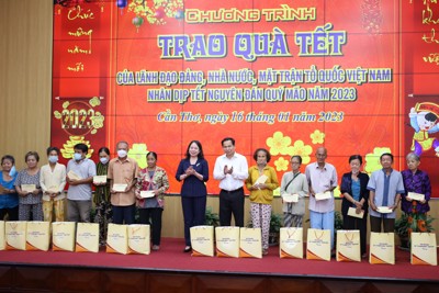 Phó Chủ tịch nước Võ Thị Ánh Xuân tặng quà Tết tại Cần Thơ