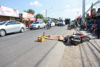 Tai nạn giao thông hôm nay (16/1/2023): Va chạm xe khách, một phụ nữ tử vong
