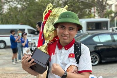 CĐV vác cup vô địch tượng trưng đến sân Thammasat cổ vũ tuyển Việt Nam