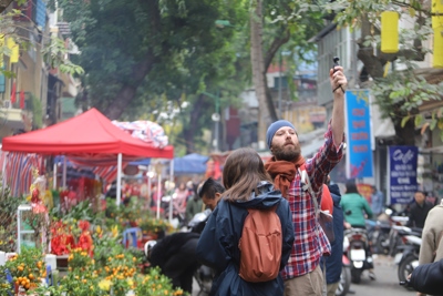 [ẢNH] Khách nước ngoài thích thú trải nghiệm chợ hoa Tết ở Hàng Lược