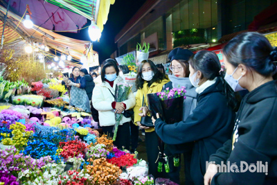 Nhộn nhịp chợ hoa Quảng An ngày cận Tết Quý Mão 2023