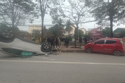 Nghệ An: Xe ô tô bốn chỗ lật ngửa sau cú tông mạnh