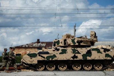 Mỹ tiếp tục hỗ trợ Ukraine hàng trăm xe bọc thép và tên lửa