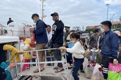 30 tháng Chạp, người dân hối hả lên tàu về Lý Sơn ăn Tết