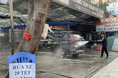 Hà Nội: Dịch vụ rửa xe quá tải, “hét” giá ngày cuối cùng năm Nhâm Dần