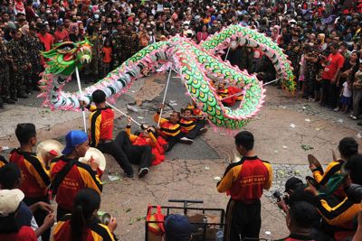 Châu Á rộn ràng đón Tết Nguyên đán, phương Tây cũng ngập trong sắc đỏ